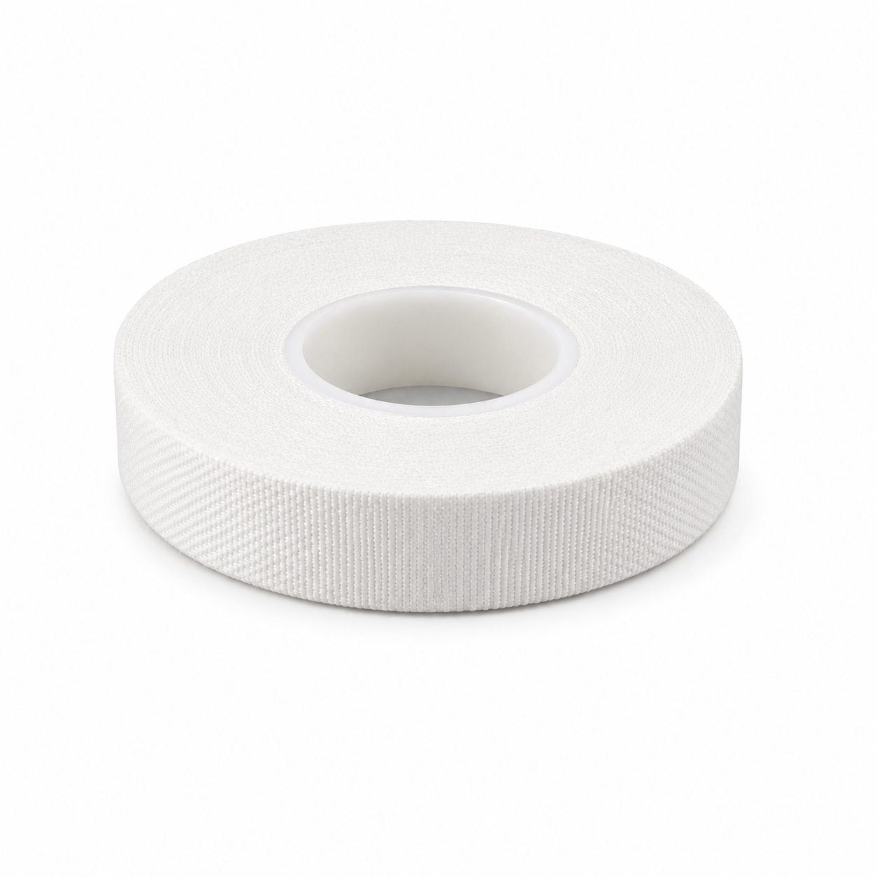 Tela tipo leukoplast de 1,5 cm x 5 mt para fijación de vendajes, apósitos, soporte deportivo y uso en botiquín o primeros auxilios.
