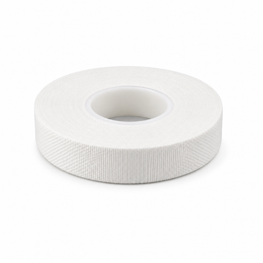Tela tipo leukoplast de 1,5 cm x 5 mt para fijación de vendajes, apósitos, soporte deportivo y uso en botiquín o primeros auxilios.